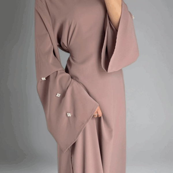 Dress  fluide aux manches délicatement perlées, ajustable à la taille