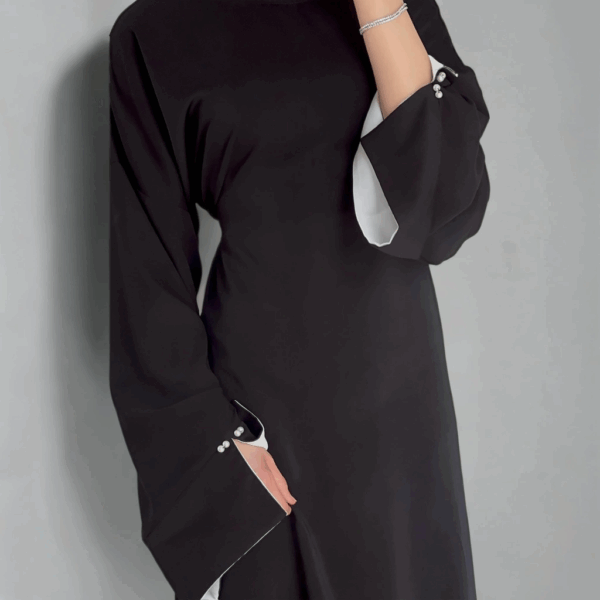 Dress avec manches fendues et détails blancs ajustable à la taille
