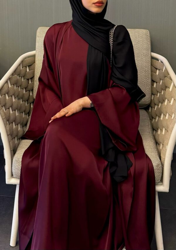 Abaya manches  larges  avec fond de robe ceinturée à la taille