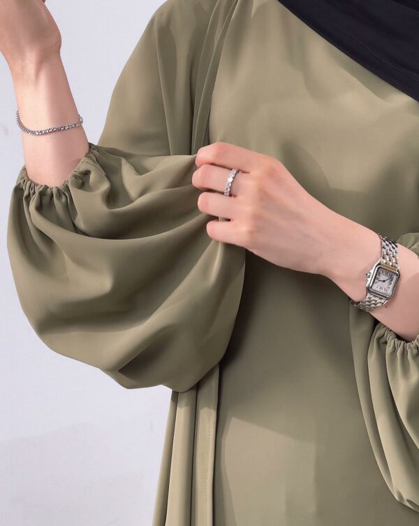 Abaya manche bouffante avec fond de robe ceinturé à la taille